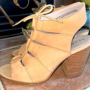 Size 9.5M Hinge stacked heeled laced open-toe boot